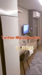 发现媳妇正在更单男激情缠绵