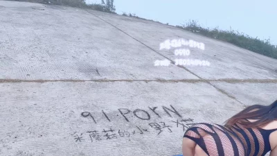 [原创] 【小野猫】闺蜜换上情趣丝袜诱惑健身的老公，诱惑不来自摸潮吹湿床单